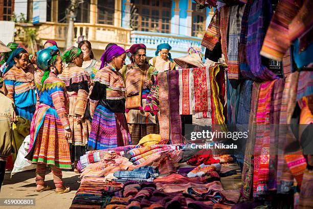 minorías étnicas personas en el mercado, vietnam - sapa fotografías e imágenes de stock