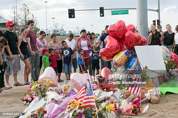 strangers hold hands at century 16 victim memorial - james holmes perpetrator of 2012 aurora shooting stockfoto's en -beelden