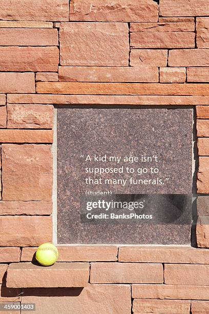 detalles del monumento de la escuela columbine - columbine high school massacre fotografías e imágenes de stock