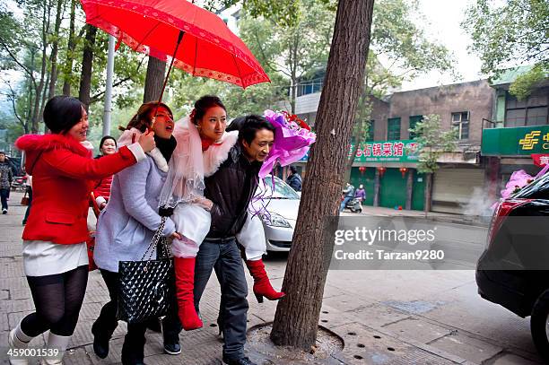 bruder seine schwester auf dem rücken tragen zum auto - chinese wedding stock-fotos und bilder