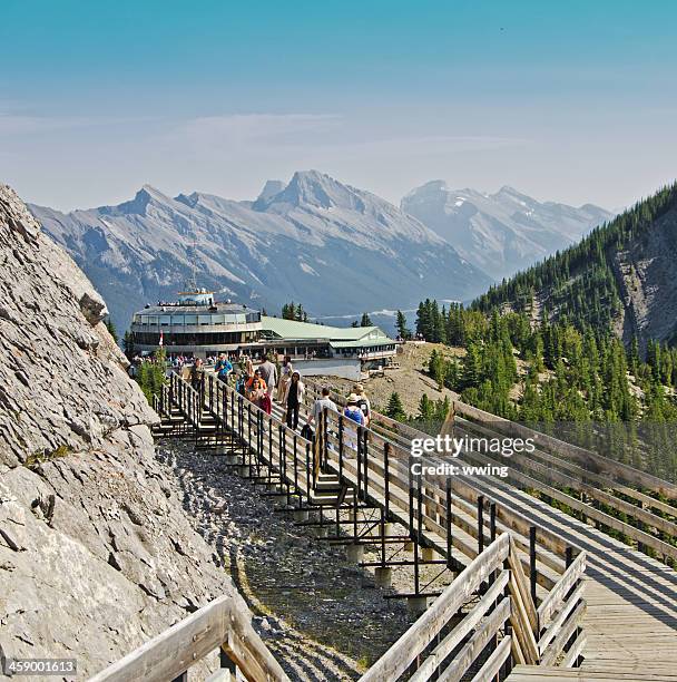 montaña sulphur góndola lookout pasillo 3 - sulphur mountain fotografías e imágenes de stock