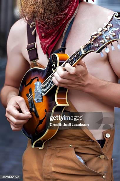 pajuerano toca la guitarra - pajuerano fotografías e imágenes de stock