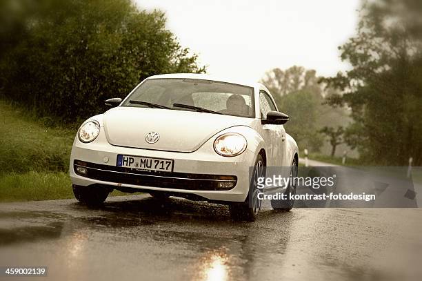 volkswagen beetle , bad road conditions - vw beetle stock pictures, royalty-free photos & images