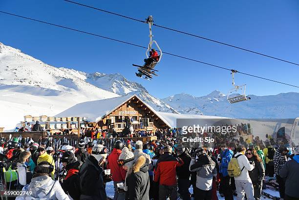 détente après le ski - sport d'hiver photos et images de collection