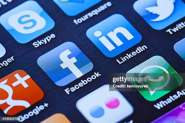 social media apps on apple iphone 4 - linkedin stockfoto's en -beelden