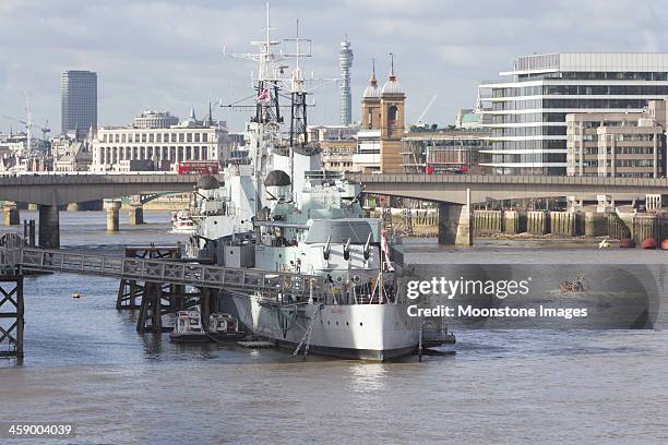 hms belfast in london, england - kriegsmuseum des britischen empires stock-fotos und bilder