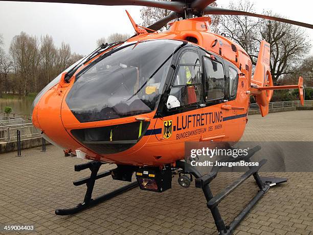 frontview von einem deutschen air rescue hubschrauber - rettungshubschrauber stock-fotos und bilder