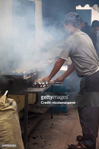essaouira, marruecos: pescado recién preparado en birminghamam - nicolamargaret fotografías e imágenes de stock