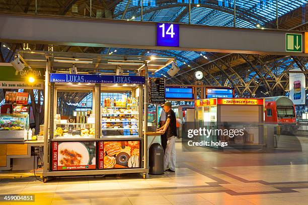 bahnhof terminals, leipzig, deutschland - toll booth stock-fotos und bilder