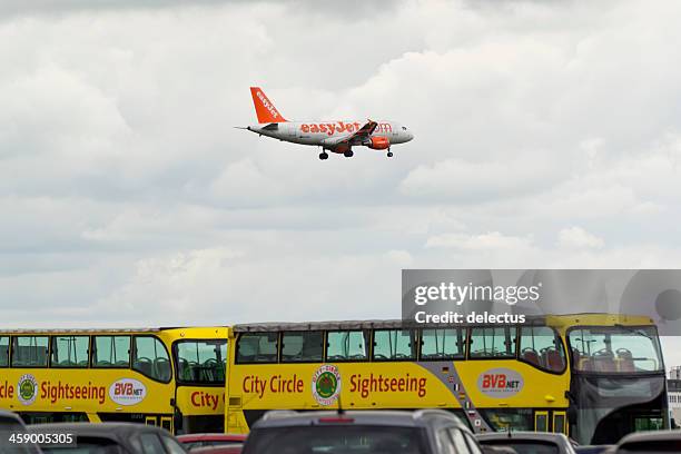 airbus a319-111 by easyjet in landing approach - airbus a319 111 stock pictures, royalty-free photos & images
