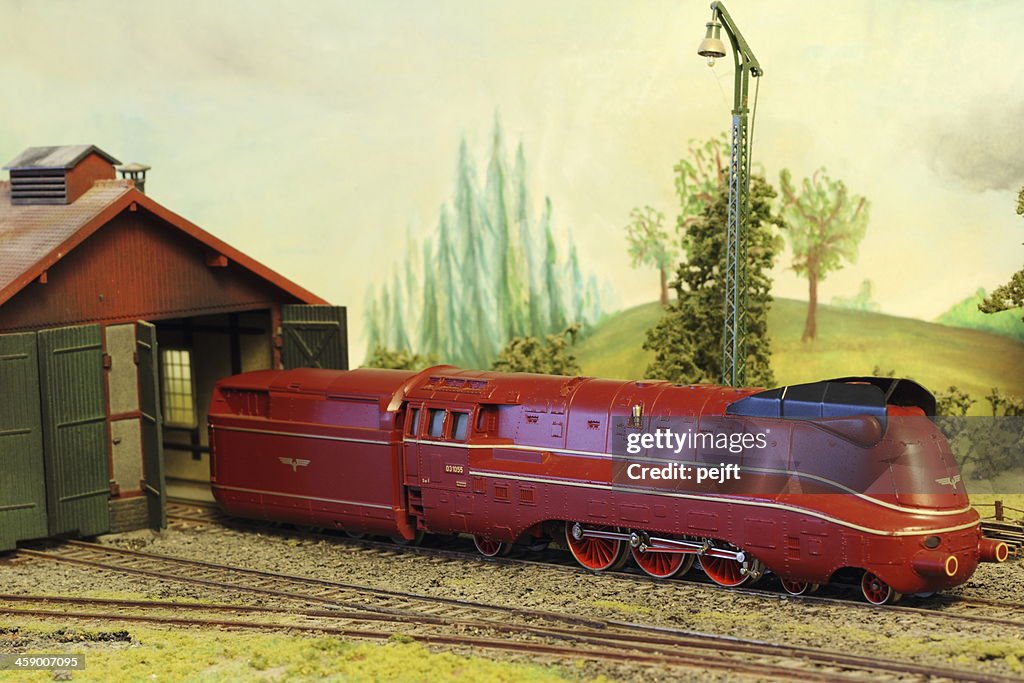 Modelleisenbahn- Layout mit deutschen BR 03 Lokomotive