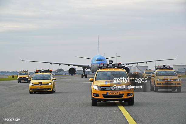 avião acompanhado por autoridades aeroportuárias - follow me car airport imagens e fotografias de stock