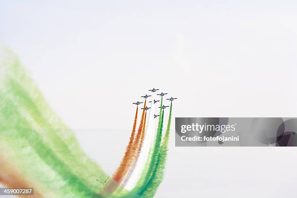 italin akrobatische planes - fotofojanini stock-fotos und bilder