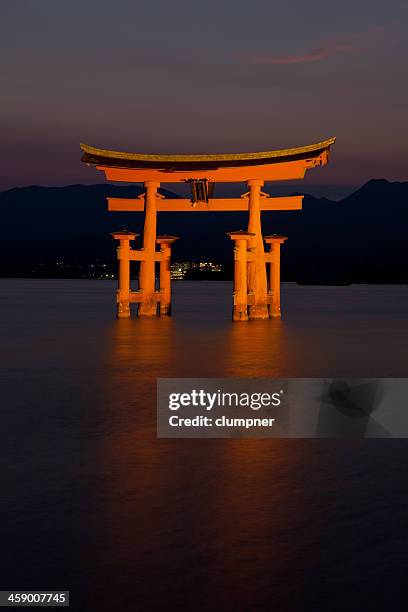 insel miyajima itsukushima torii gate - miyajima stock-fotos und bilder