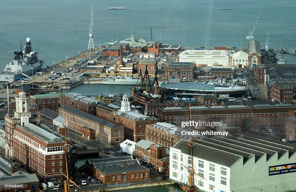 Astillero de Portsmouth con HMS Victoria y Dauntless