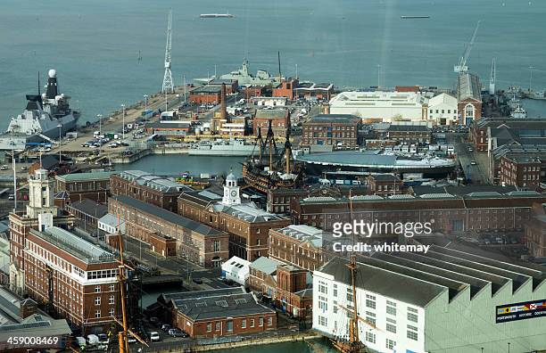 portsmouth dockyard com vitória de hms e dauntless - marinha real britânica imagens e fotografias de stock