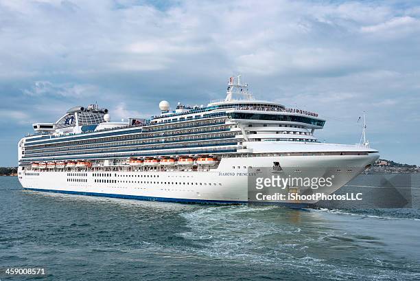 diamond princess kreuzfahrtschiff - rettungsboot stock-fotos und bilder