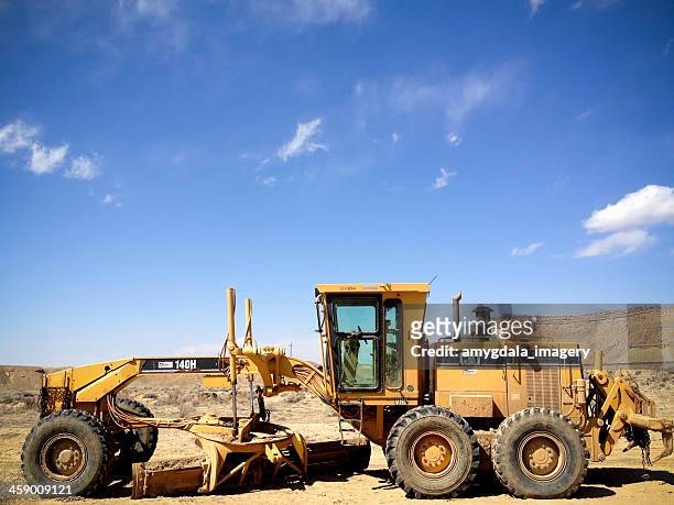mobilestock desert road grader - caterpillar inc stock pictures, royalty-free photos & images