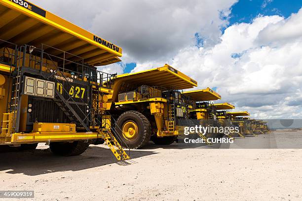 camions à benne basculante garé jusqu'en raison de la crise - komatsu photos et images de collection