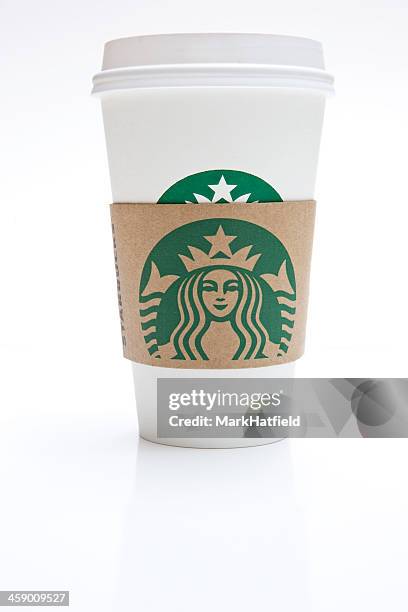 grande starbucks coffee cup - starbucks coffee stock-fotos und bilder