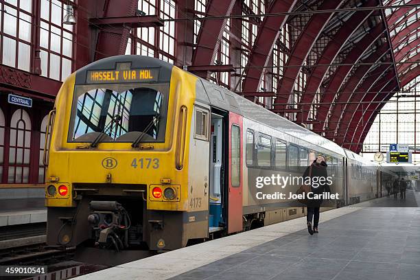 catching the train in antwerp - hasselt stockfoto's en -beelden