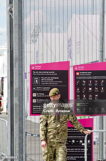 soldato fornisce protezione a giochi olimpici di londra 2012 - antiche olimpiadi foto e immagini stock