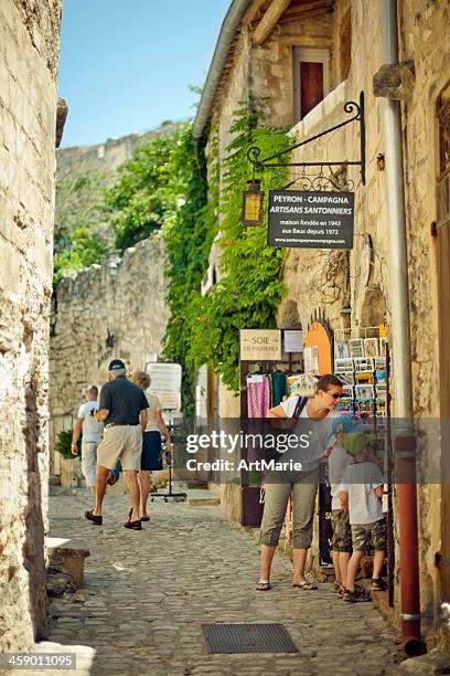 narrow street of les baux-de-provence - les baux de provence stockfoto's en -beelden