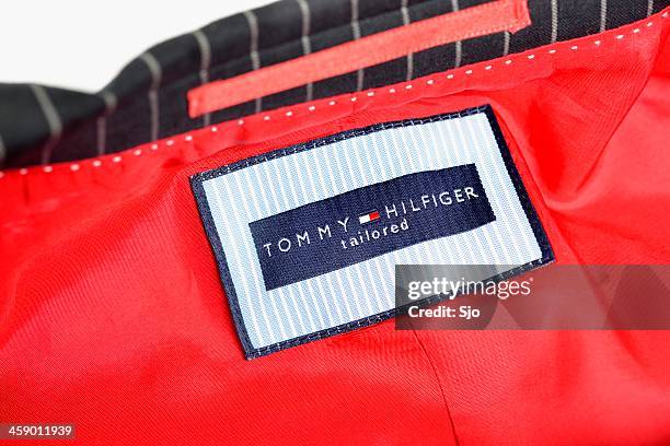 tommy hilfiger traje - tommy hilfiger designer label fotografías e imágenes de stock