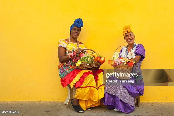 mujeres en vestido tradicional en la calle de la antigua ciudad de la habana cuba - cultura cubana fotografías e imágenes de stock