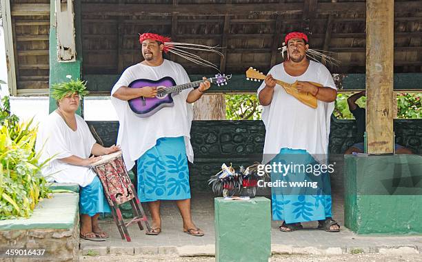 cruise ship passengers greeting moorea - tahiti stockfoto's en -beelden
