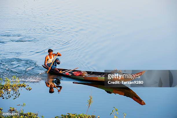 bateau de pêche sur le lac, kaptai rangamati, bangladesh - bangladesh photos et images de collection