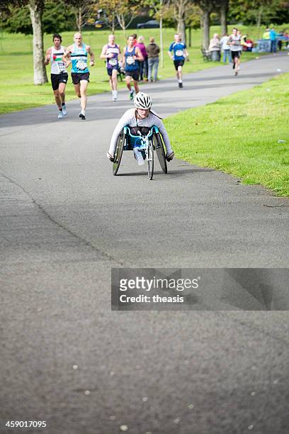 atleta de ruedas - carrera de sillas de ruedas fotografías e imágenes de stock