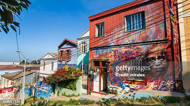houses covered with graffiti on cerro concepción in valparaiso, chile - valparaiso chile stockfoto's en -beelden