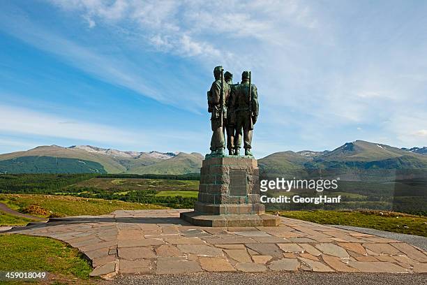 commando memorial - remembrance poppy stock pictures, royalty-free photos & images