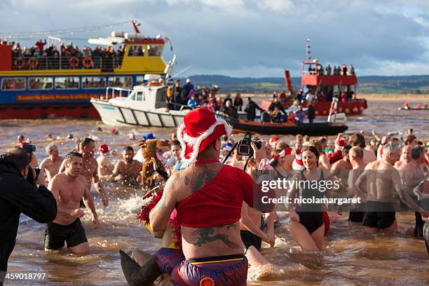 annual navidad nade: exmouth, devon, 2012 - nicolamargaret fotografías e imágenes de stock