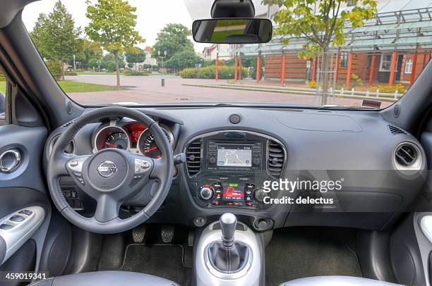 nissan juke interior - pedal do acelerador fotografías e imágenes de stock