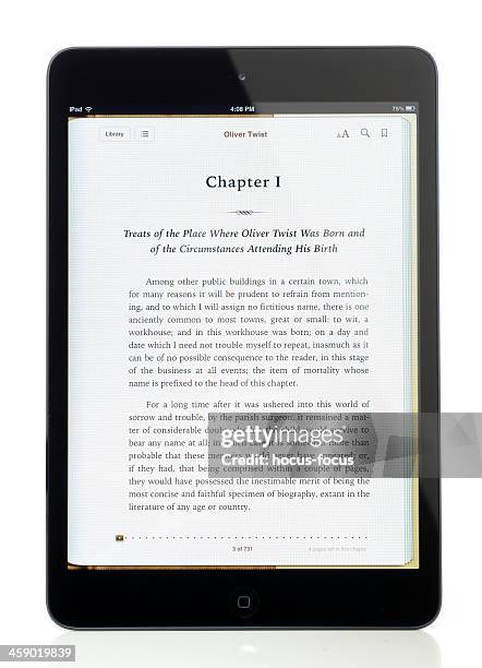 e-book en ipad mini - lector de libros electrónicos fotografías e imágenes de stock