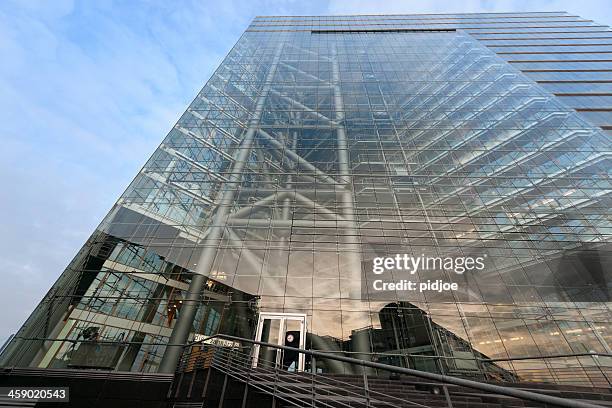 fachada de stadttor, dusseldorf, alemanha. - porta da cidade imagens e fotografias de stock