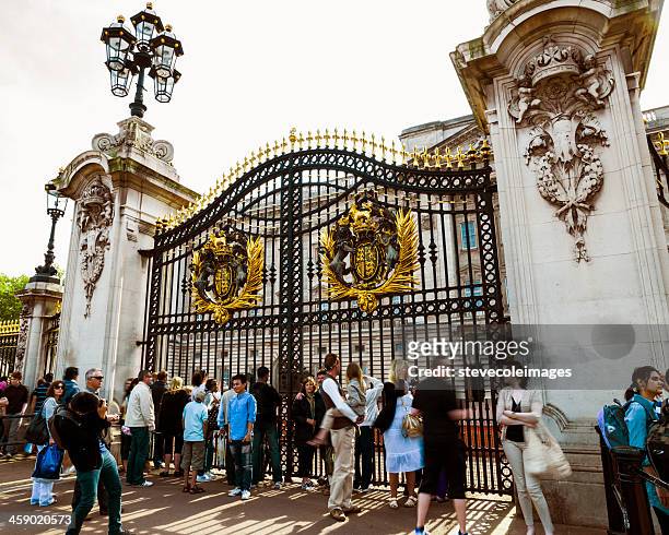 buckingham palace - buckingham palace gates stock pictures, royalty-free photos & images