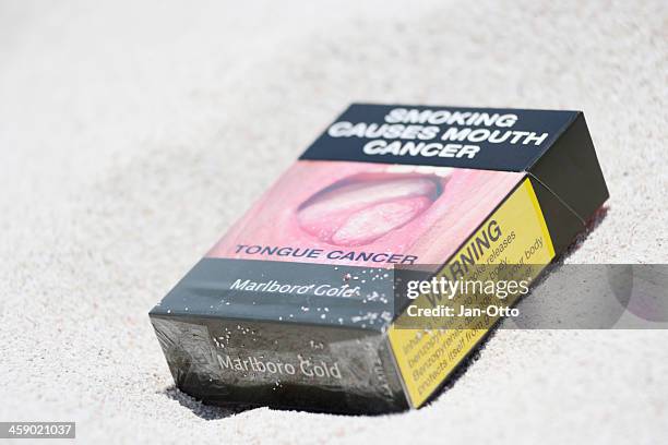 paquete de cigarrillos - cigarette pack fotografías e imágenes de stock