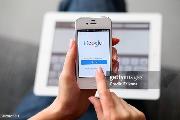 google plus on iphone - google merknaam stockfoto's en -beelden
