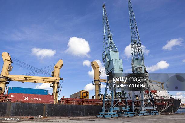 old cargo schiff in mombasa hafen in kenia - mombasa port container stock-fotos und bilder