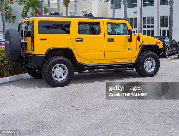 hummer h2 - hummer fotografías e imágenes de stock