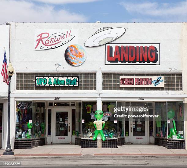 extraterrestrial souvenirläden in roswell, new mexico - roswell stock-fotos und bilder