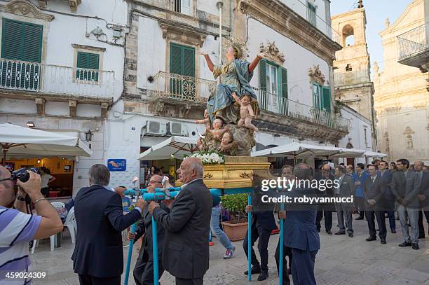 persone accompagnate sempre nostra signora di assunzione" durante la parata annuale" - provincia di taranto foto e immagini stock