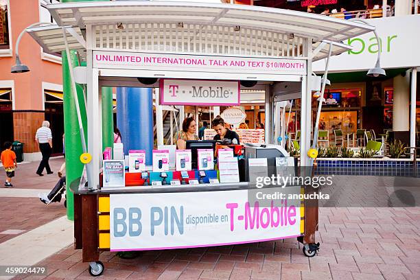 t-mobile street kiosk en miami, ee.uu. - t-mobile-fotos fotografías e imágenes de stock