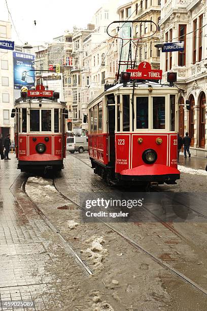 straßenbahn im winter - straßenbahnstrecke stock-fotos und bilder