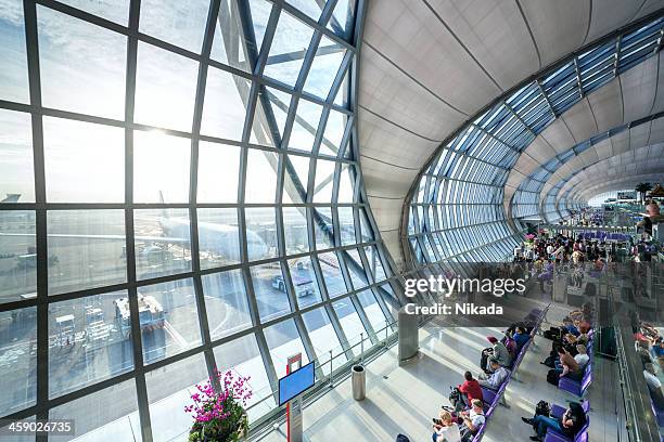 bangkok international airport - luchthaven suvarnabhumi stockfoto's en -beelden