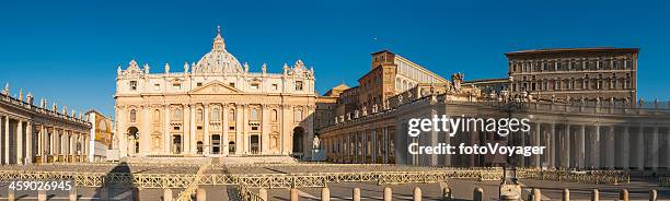st peter's basilica y piazza panorama de la ciudad del vaticano en roma, italia - vatican fotografías e imágenes de stock