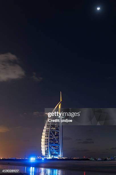 burj al arab hotel at night - burj al arab night stockfoto's en -beelden